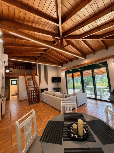 COUNTRY HOUSE