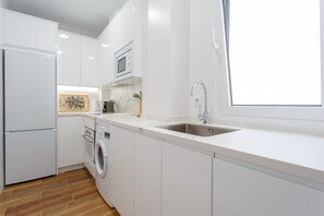 Een koelkast, een magnetron, een oven, een vaatwasser