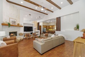 Smart TV, fireplace