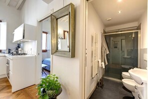 Shower, hair dryer, bidet, towels