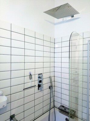 Bathtub, eco-friendly toiletries, hair dryer, towels - Apartament Mickiewicz - Center Wi-Fi, TV, Netflix, Parking (Slupsk)