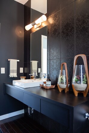 Vasca, asciugacapelli, asciugamani, sapone