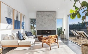 Smart-TV, Kamin, Bücher