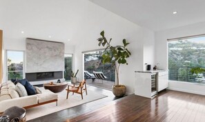 Smart TV, fireplace, books - West Hollywood Hills Pool Home With Views (Los Angeles)