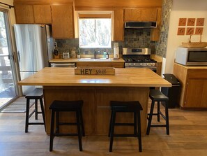 Private kitchen - Forest View Cabin w/ Jacuzzi, Wood-Burning Fireplace, 2 bed, 2 bath (Sugarloaf)