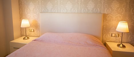 2 chambres, fer et planche à repasser, Wi-Fi gratuit, draps fournis