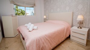 2 slaapkamers, een strijkplank/strijkijzer, gratis wifi, beddengoed