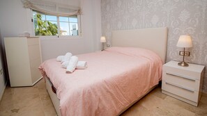 2 slaapkamers, een strijkplank/strijkijzer, gratis wifi, beddengoed