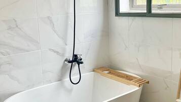 Combined shower/tub