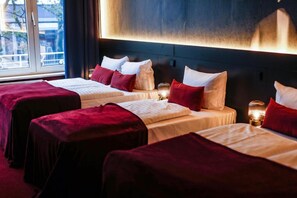 Casino five bed room | Hypo-allergenic bedding, desk, soundproofing, free WiFi - Sleephotels Casino (Hamburg)