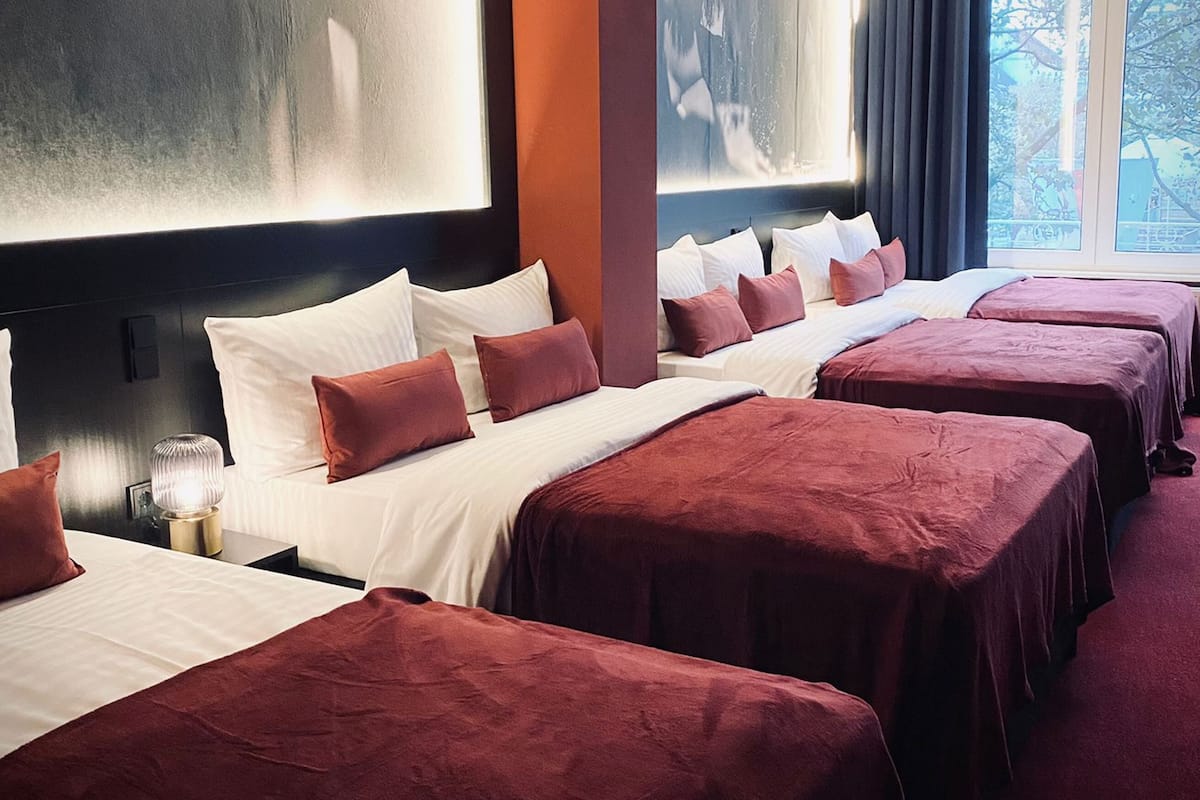 Habitación familiar | Ropa de cama hipoalergénica, escritorio, insonorización y wifi gratis