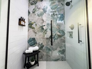 Shower, hair dryer, towels, shampoo - Heated Pool, Fun Outdoor Kitchen, Bike to Beach! (Marco Island)