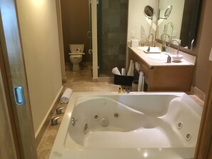 Badewanne, Haartrockner, Handtücher, Seife