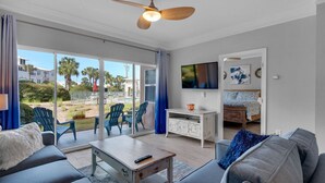 Ein modernes Wohnzimmer mit einer Couch, einem Couchtisch und einem Deckenventilator.