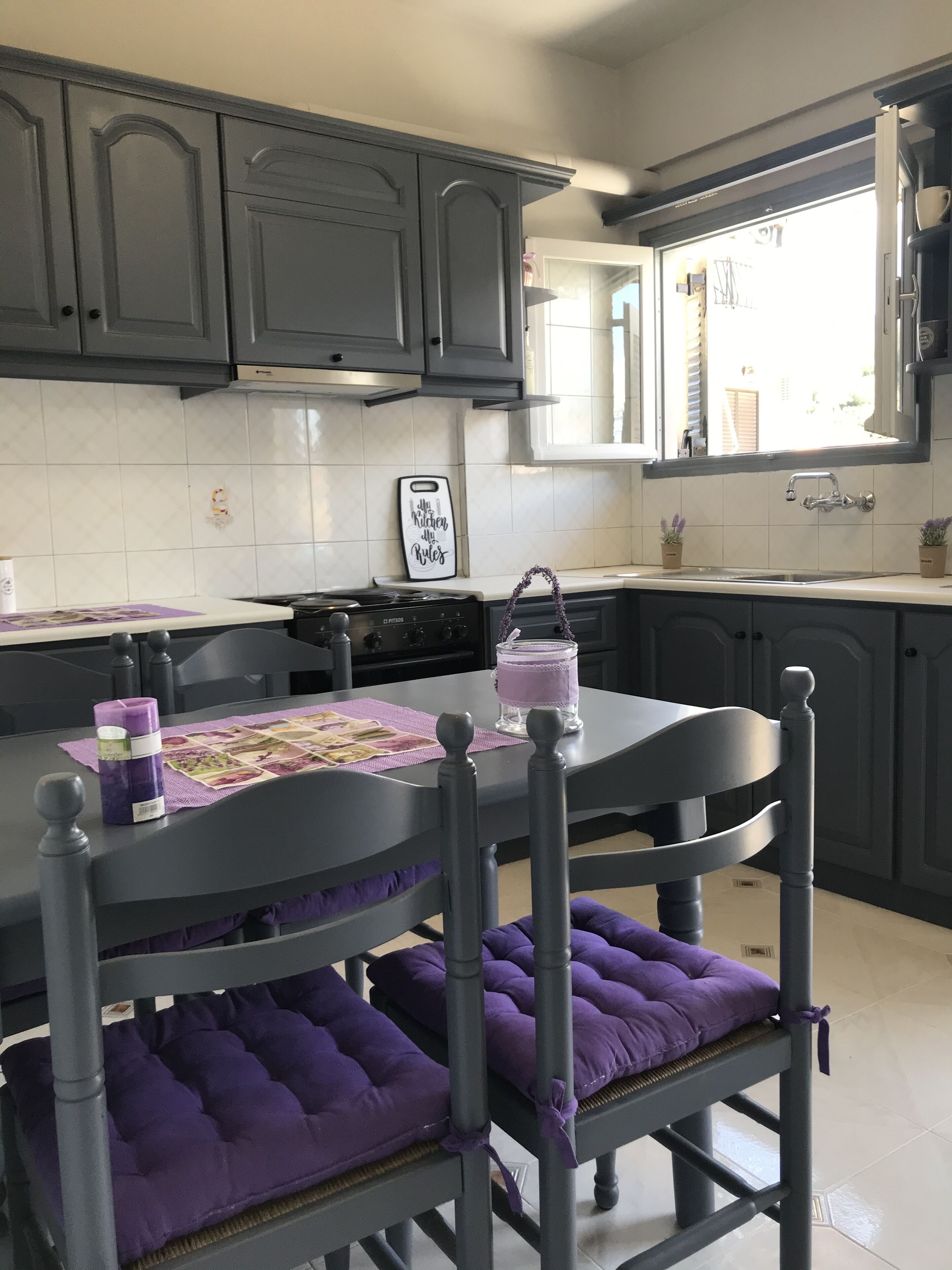 Réfrigérateur, four, cafetière/bouilloire, grille-pain