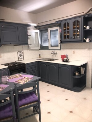 Fridge, oven, coffee/tea maker, toaster