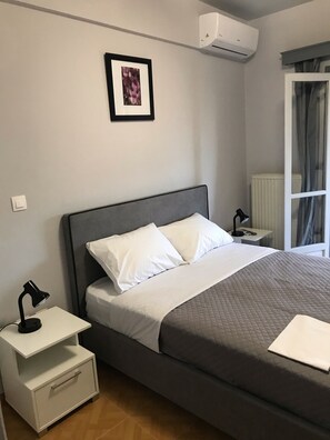 2 bedrooms, desk, iron/ironing board, WiFi