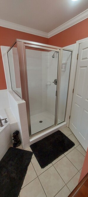 Douche, baignoire à jets, sèche-cheveux, serviettes fournies
