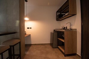 Tủ lạnh nhỏ, máy rửa bát, lò nướng bánh mì