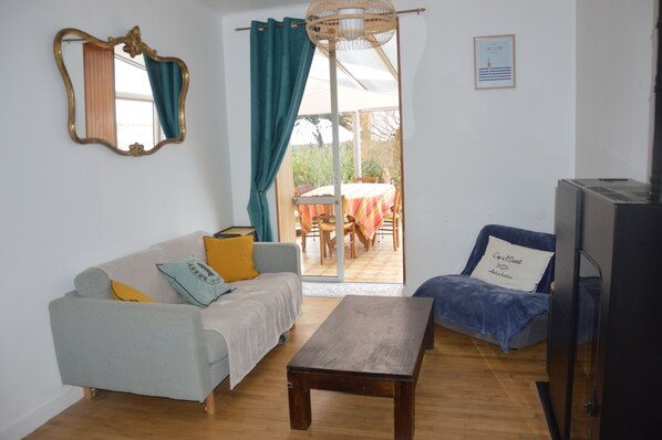 TV connectée, lecteur de DVD, baby-foot, livres