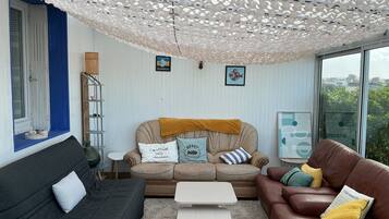 TV connectée, lecteur de DVD, baby-foot, livres