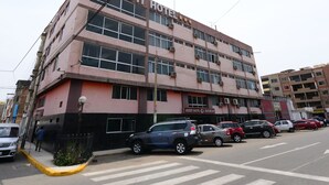A multi-story building with the sign "ARISTI HOTEL" on the facade. - Hotel Aristi Chiclayo (Chiclayo)