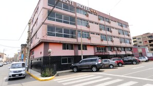 A multi-story building with a sign reading "ARISTI HOTEL". - Hotel Aristi Chiclayo (Chiclayo)