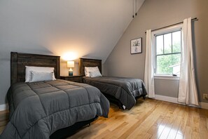 3 bedrooms, iron/ironing board, travel crib, WiFi - Modern home in historic neighborhood with lower level game room by Loras College (Dubuque)