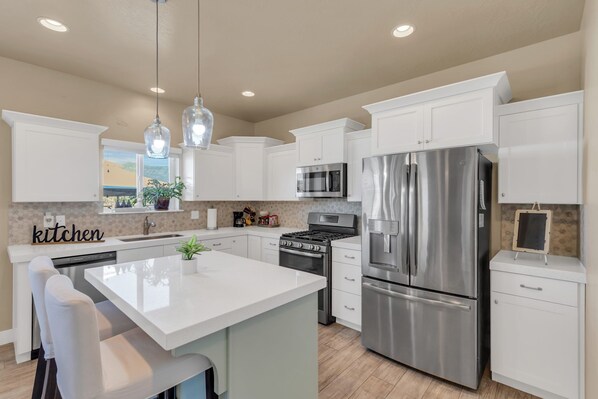 Réfrigérateur, micro-ondes, four, plaque de cuisson