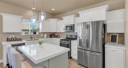 Beautiful 4bed, 3 bath-Vineyard home by UVU, BYU and Provo Canyon