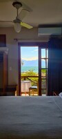 Quarto casal conforto, vista para o mar | Frigobar, cofres nos quartos, cortinas blackout, Wi-Fi de cortesia