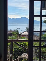 Quarto casal conforto, vista para o mar | Frigobar, cofres nos quartos, cortinas blackout, Wi-Fi de cortesia