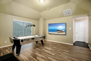 Games room - Big 5 Bed/3 Bath LUXE Home Pool Spa  West Plano (Plano)