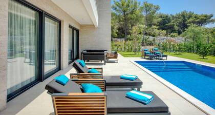 Luxusvilla Touch of Art mit Pool