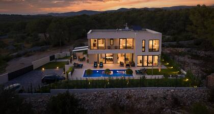 Luxury Villa Touch of Art with Pool