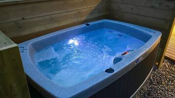 Tina de hidromasaje al aire libre