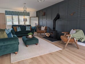 Fernseher, Kamin, Stereoanlage