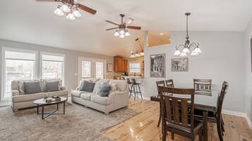 TV connectée, cheminée, jeux vidéo, table de tennis de table