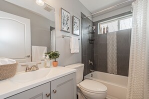 Combined shower/bathtub, hair dryer, towels, soap - Family Friendly Modern Home- Adventures Start Here! (Blackfoot)