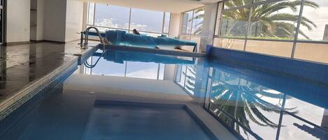 Una piscina cubierta, una piscina climatizada