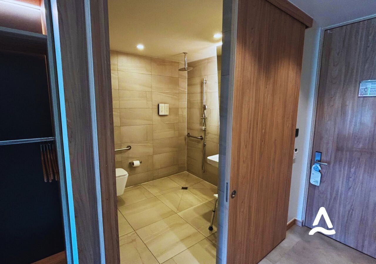 Un baño pequeño con ducha, inodoro y lavamanos.