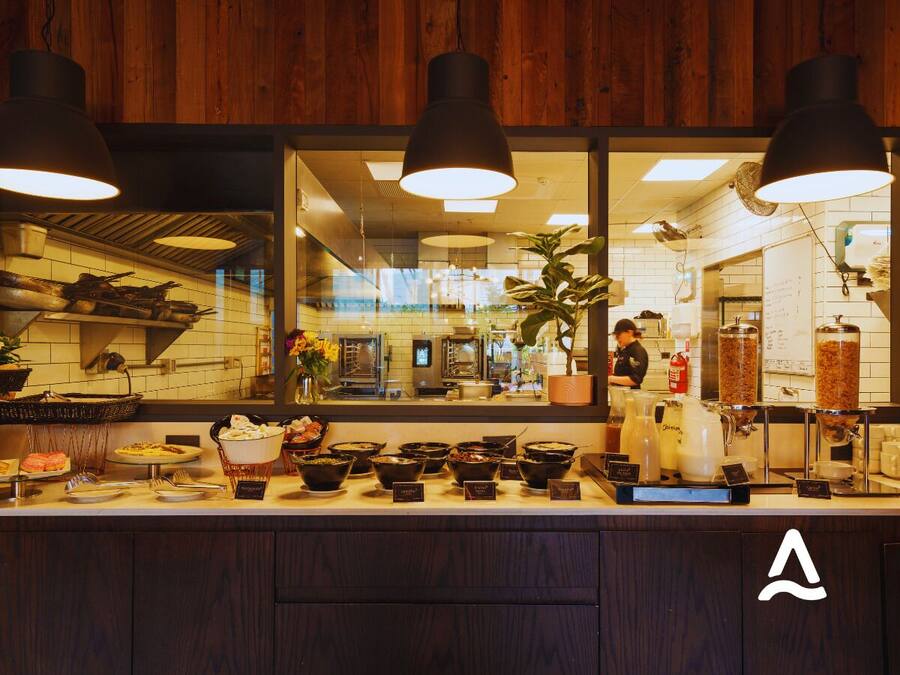 Un mostrador de buffet con diversos alimentos y una estación de café.