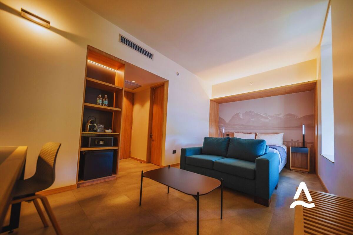 Een moderne woonkamer met een bank, een salontafel en een boekenkast.