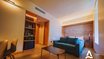 Una sala de estar moderna con un sofá, una mesa de centro y una estantería.
