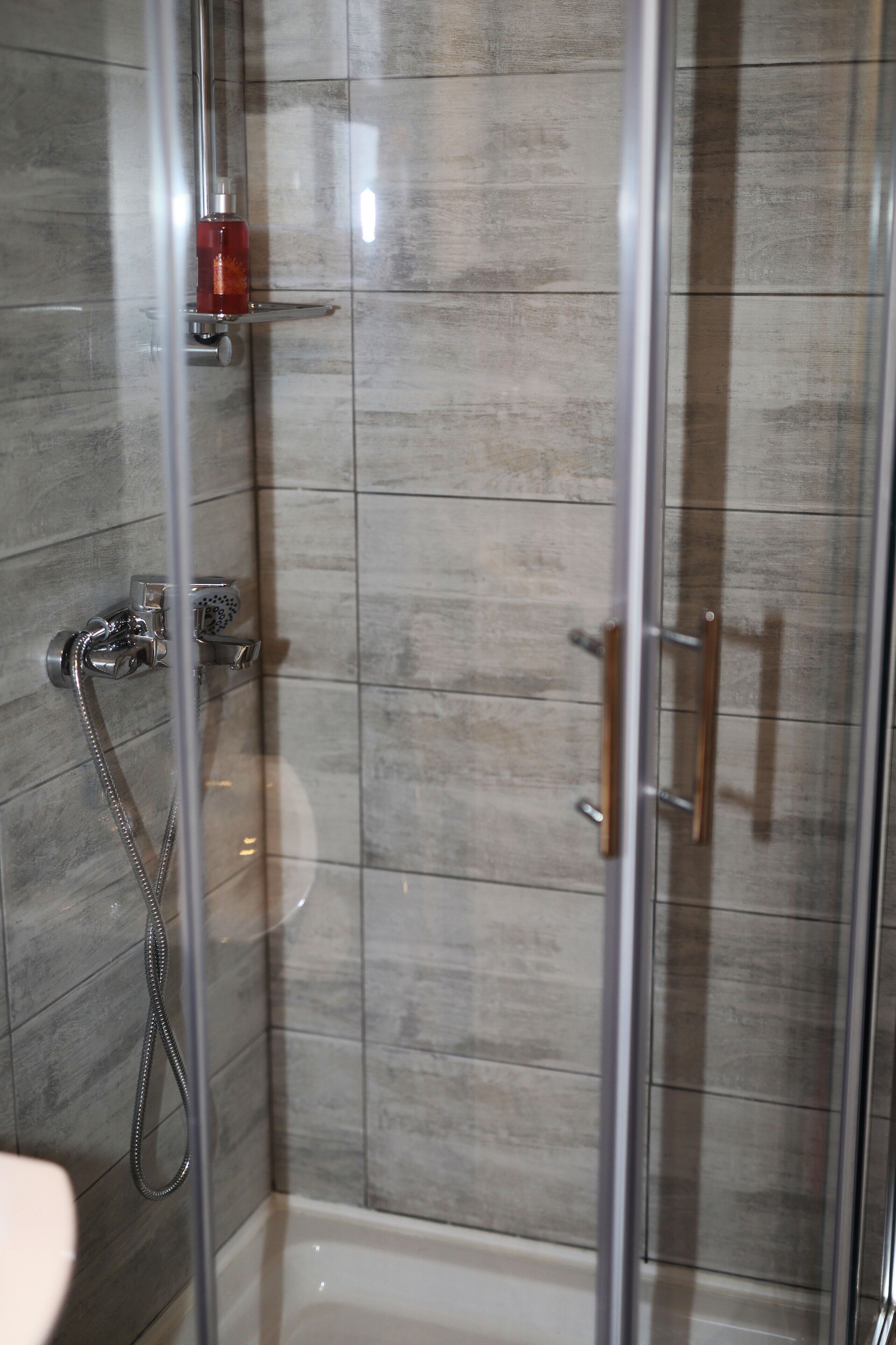 Ducha, artículos de tocador gratuitos, secador de pelo, toallas