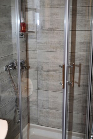 Ducha, artículos de higiene personal gratuitos y secador de pelo