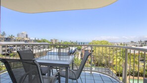 Outdoor dining - Cheltenham Apartments Unit 11, 40 King St (KINGS BEACH)