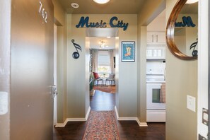 Interior - Downtown Nashville Music City Riverfront Escape FREE PARKING (Nashville)