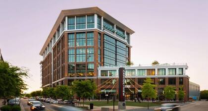 Downtown Nashville Music City Riverfront Escape FREE PARKING