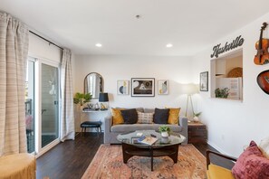 Smart TV - Downtown Nashville Music City Riverfront Escape FREE PARKING (Nashville)